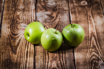 Яблоки на деревянном фоне