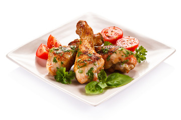Barbecued chicken drumsticks and vegetables 