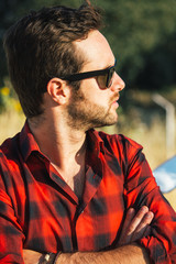 Obraz premium Man with sunglasses with arms crossed
