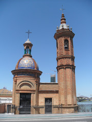 Fototapeta na wymiar Petite église à Séville sur le pont de Triana