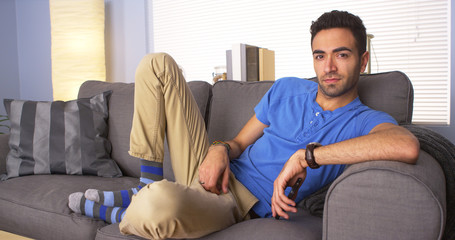 Obraz premium Mexican guy chilling on couch