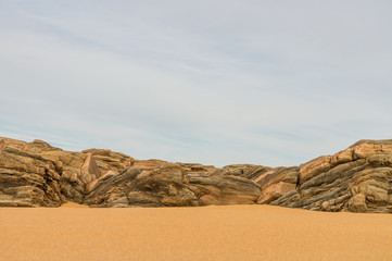 Fototapeta na wymiar Rochers à la plage des Grands Sables le Pouldu Bretagne Finistère