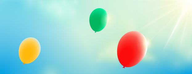 Bunte Luftballons vor sonnigem Himmel