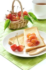 チェリージャムのトーストと紅茶