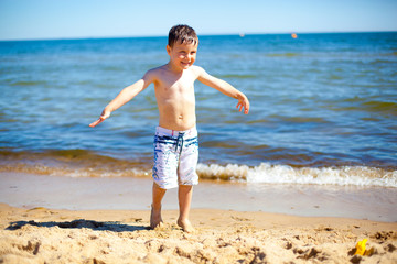 Fototapeta na wymiar Happy 4 year old boy on the Baltic sea 