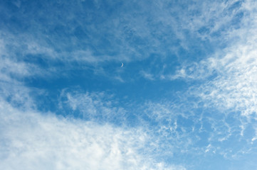 Необычные утренние облака на фоне синего неба - obrazy, fototapety, plakaty