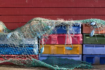 Papier Peint photo Porte Stilleben mit Fischkisten im Hafen