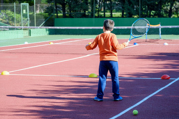 Obraz premium Young boy playing tennis