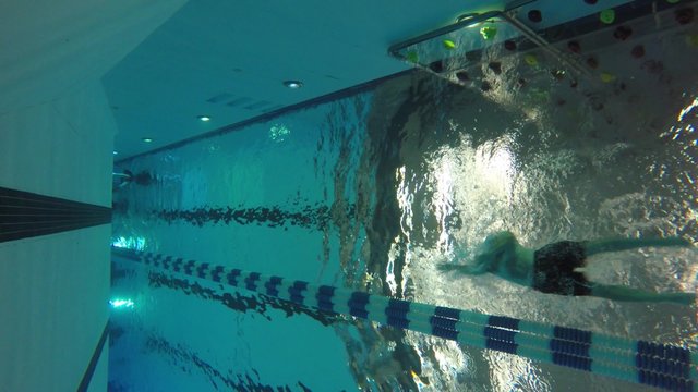 Underwater shot of man swimming at the swimming pool