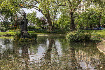 Fototapeta na wymiar Clichy-Batignolles park in the Batignolles district.