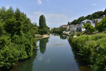 Fototapeta na wymiar Bras de la Charente à l'ile Marquet en contrebas des remparts à Angoulême 