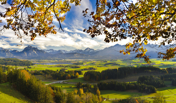 Panorama Landschaft in Bayern mit Hopfensee und Berge der Alpen im Allg&auml;u