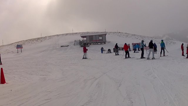 skiiers exiting lift