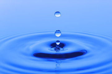 Wassertropfen auf Wasseroberfl&auml;che