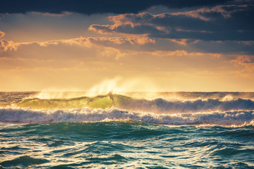 Lever du soleil et vagues brillantes dans l& 39 océan