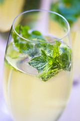 Sekt mit Minze