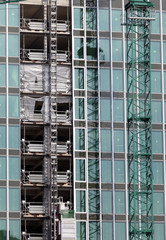 Fassade einer Baustelle eines Bürogebäudes in Hamburg, Deutsch