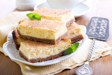 Honey and spicy cheesecake bars