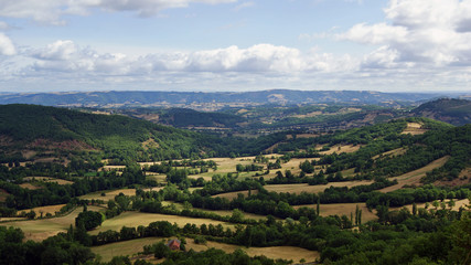 Fototapeta na wymiar Paysage valloné et de bocage en Aveyron