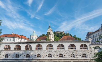 Fototapeta na wymiar Ljubljana / Slowenien Verwaltungsgebäude (upravna enota) mit St. Nikolaus-Dom