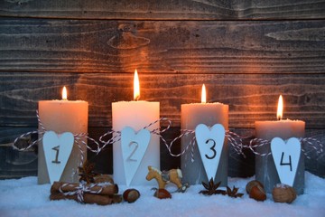 Weihnachtskarte - vier brennende Kerzen im Schnee - Adventskerzen vierter Advent
