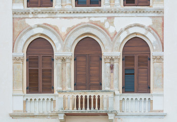 Mediterrane Fassade - Rundbögen, Fensterläden