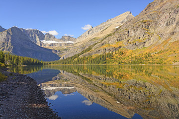 Fototapeta na wymiar Fall Reflections on an Alpine Lake