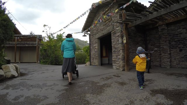 A gimbal shot of mother and toddler at the Hogle zoo