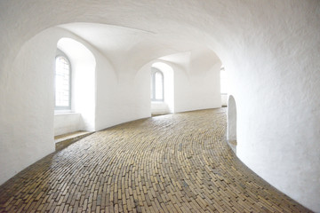 ラウンド・タワーの中の通路