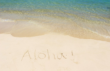 ハワイ アロハ 白い砂浜　Aloha greeting on the beach