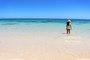 ハワイ　ラニカイ・ビーチに佇む少女　Girl on Lanikai Beach, Hawaii