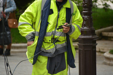electricista trabajando en la calle