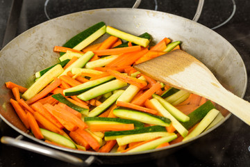 Cooking of stir-fried vegetables with zucchini and carrots