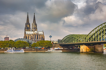 Fototapeta premium Cologne Cathedral and Hohenzollern Bridge, Germany