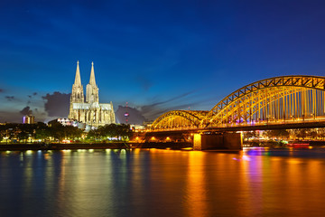 Fototapeta na wymiar Cologne at night