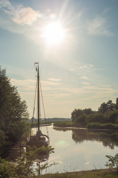 Zeilboot in het Galgenrak nabij Hasselt in Overijssel in de avondschemering in de zomer
