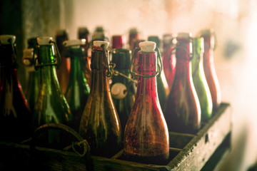 Alte leere Bierflaschen in einer Holzkiste