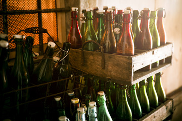 Alte leere Bierflaschen in einer Holzkiste