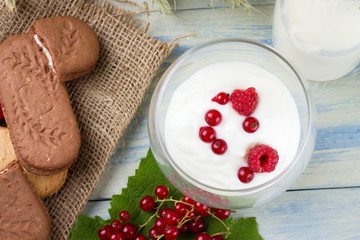 Obraz na płótnie Canvas White yogurth with currant and raspberries