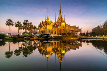 Fototapeta na wymiar temple in reflection