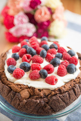 Schokoladentorte mit Sahne und Beeren 