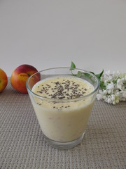 Trinkjoghurt mit Nektarine und Chiasamen