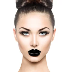 Crédence de cuisine en verre imprimé Lèvres fantaisie Fille modèle de beauté haute couture avec maquillage noir et longs luxuriants