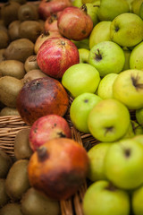 Mele, melograni e kiwi biologici in cestini al supermercato