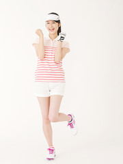 ゴルフウェアを着た女性　ガッツポーズ