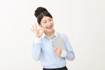 ビジネスウーマン　OKサイン