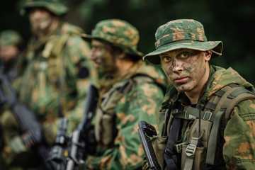 Obraz premium Group of soldiers special forces during the raid in the forest