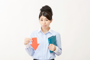 ビジネスウーマン　矢印指し