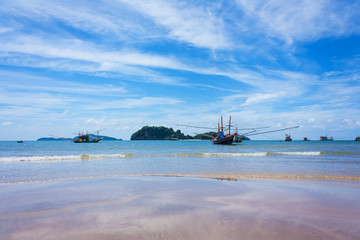 Naklejka premium sea and fishing boat blue sky background