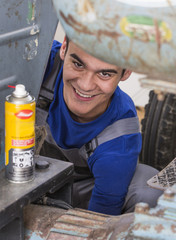 Junger Mann bei einer Reparatur